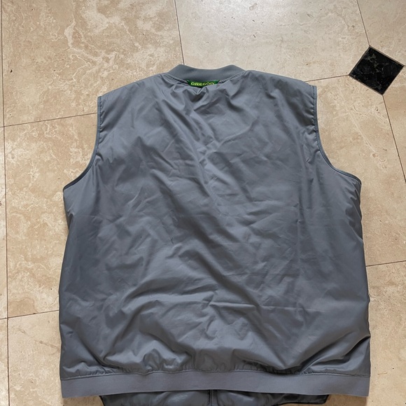 Nike Oregon Ducks Men's Gray Vest with Green Logo - Picture 3 of 3